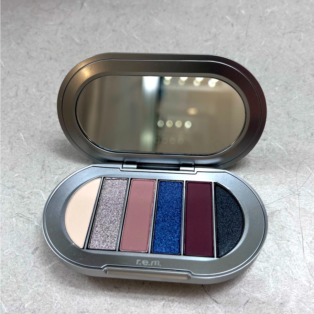 R.E.M. Beauty Eye Shadow Pallet